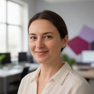 Eugenia Buhleier nach einer Beratung zum Bildungsgutschein in einem modernen Lernraum